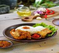 AYAM GORENG SERUNDENG + NASI 