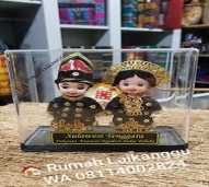 Boneka Adat (Model Pakaian Pengantin Anaway Nguluri Suku Tolaki)